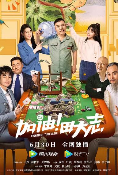 JUMP主力中岛裕翔与在ZEXY中获得瞩目的广告女孩新木优子搭档主演的恋爱电影《明天也有好吃的饭》曝光片中剧照，新木优子饰演的女主角上村小春从高中到社会人的成长过程模样可见一斑。