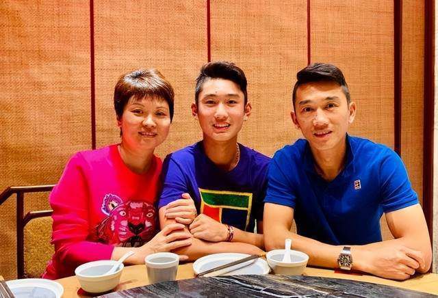 上午九点半左右，迎接新娘的婚车队已在酒店门外等候，而婚礼的主婚车也在车库装扮完毕，等待迎接新娘。